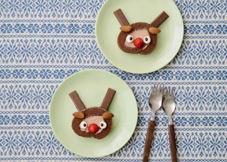 10分で簡単！“キットカット”でトナカイケーキ